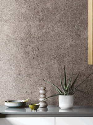 （壁）VALPAINT：Arteco'7 / なめらかな石のような風合いか、そこに細かいチップを入れることでより粗めの石の風合いを出すか選ぶことができるArteco'7。こちらの写真はチップを混ぜたArteco'7を塗装した壁。ニュートラルカラーの色合いに暗めのチップを混ぜたことで深みが増し、モダンなインテリアをもたらしている。